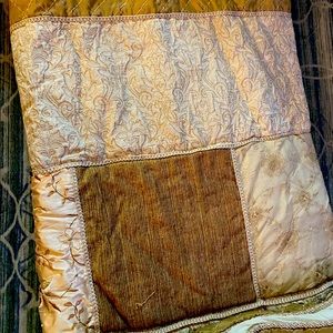 Queen/ King Quilt Set includes Shams
